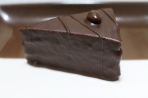 チョコレートの贅沢コーティングがたまらないケーキ！ブルボン　シルベーヌ　箱